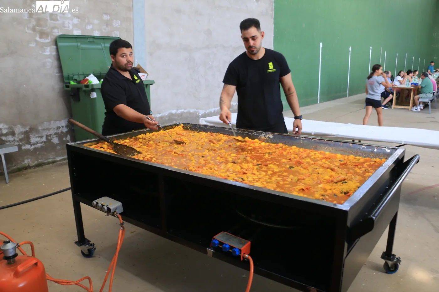 Paella solidaria en Villar de Peralonso a beneficio de Pyfano / CORRAL