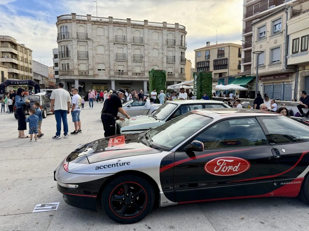 Foto 2 - Guijuelo se convierte en el epicentro del motor cl&aacute;sico con la salida del XIII Rally Entresierras