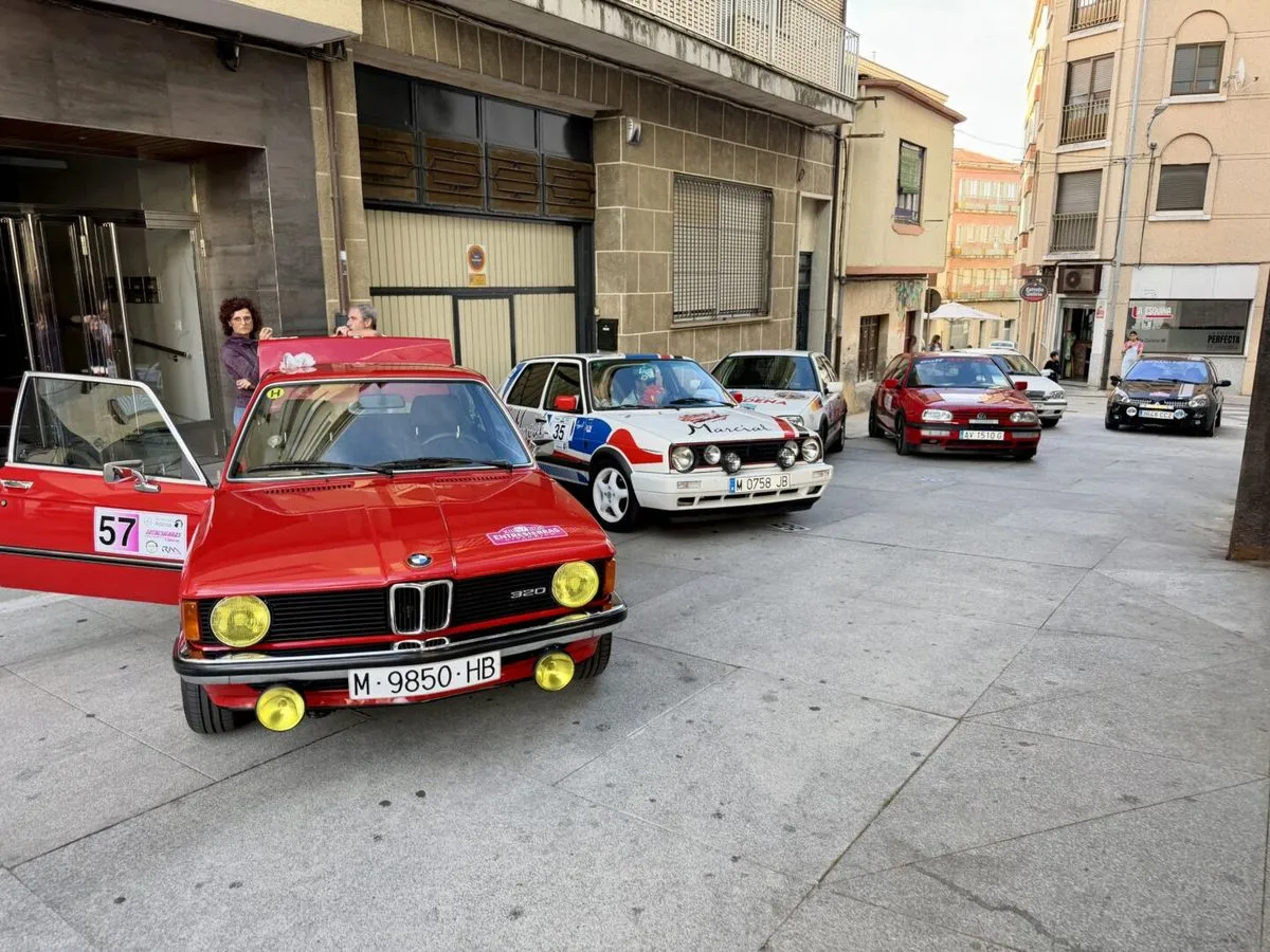 Foto 8 - Guijuelo se convierte en el epicentro del motor cl&aacute;sico con la salida del XIII Rally Entresierras