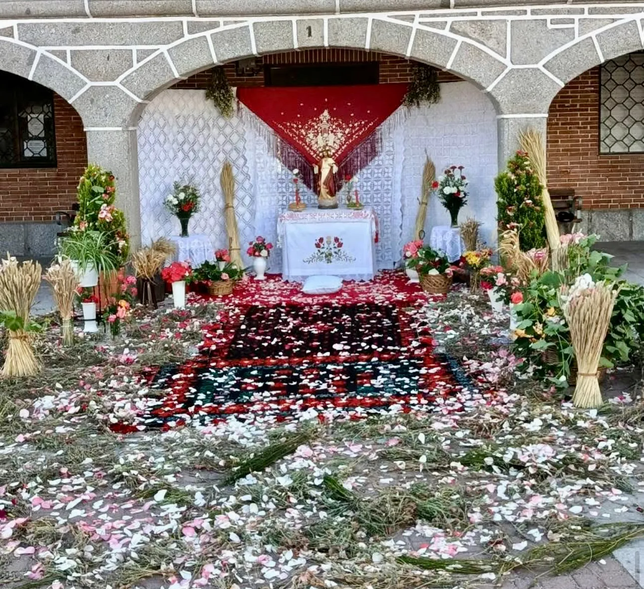 Foto 2 - La implicaci&oacute;n vecinal vuelve a engalanar Santiago de la Puebla en el Corpus