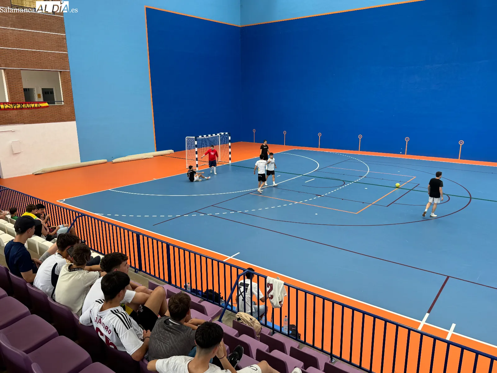 Foto 3 - Deporte, convivencia y solidaridad en el multitudinario VIII Campeonato de F&uacute;tbol Sala Nuestra Se&ntilde;ora de la Esperanza