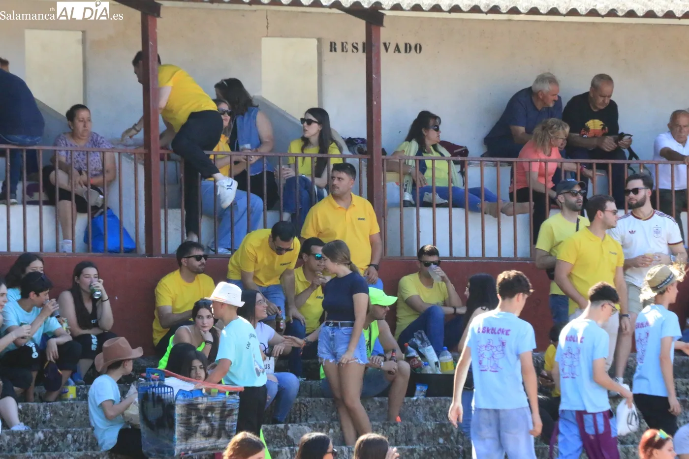 Capea del sábado de Corpus con un desternillante Gran Prix de peñas / CORRAL 