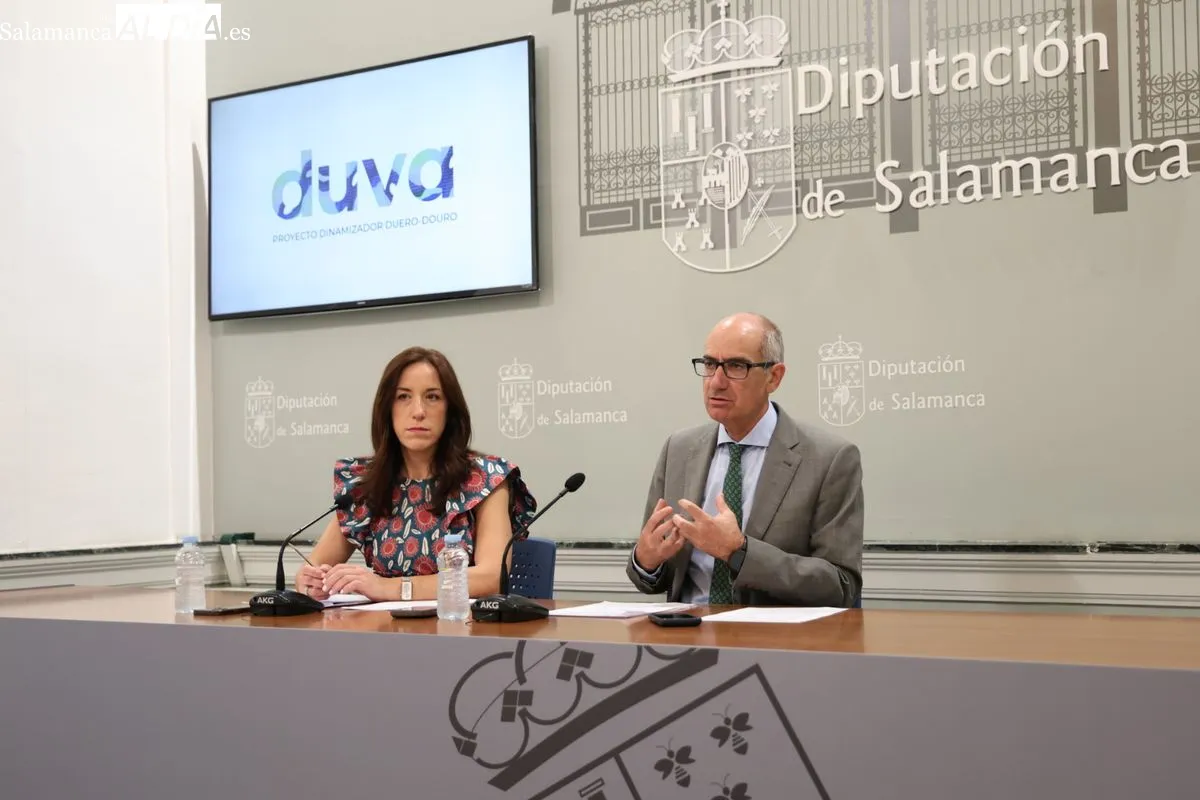 El presidente de la institución provincial, Javier Iglesias, acompañado por la diputada de Medio Ambiente, Pilar Sánchez, ha desgranado los detalles del nuevo proyecto de Vega Terrón. Foto D. Sañudo