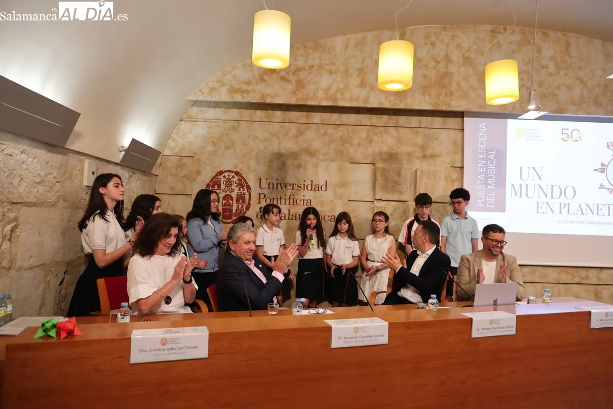 Presentación en la Universidad Pontificia de Salamanca del musical 'Un mundo en planetas'. Foto de David Sañudo