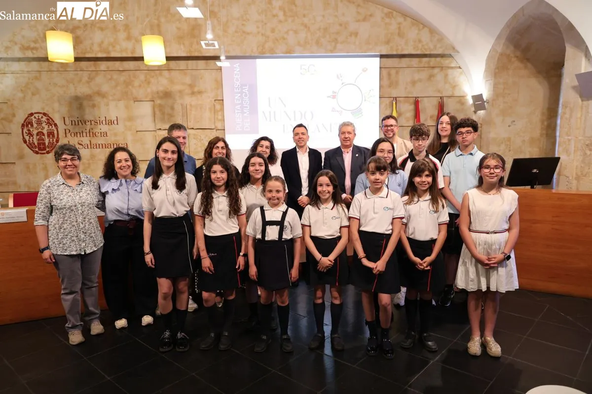 Presentación en la Universidad Pontificia de Salamanca del musical 'Un mundo en planetas'. Foto de David Sañudo