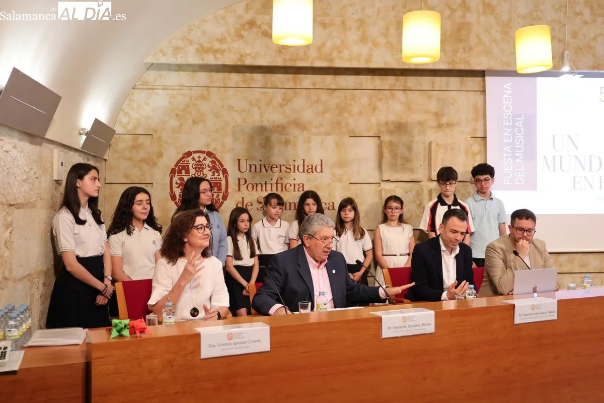 Presentación en la Universidad Pontificia de Salamanca del musical 'Un mundo en planetas'. Foto de David Sañudo