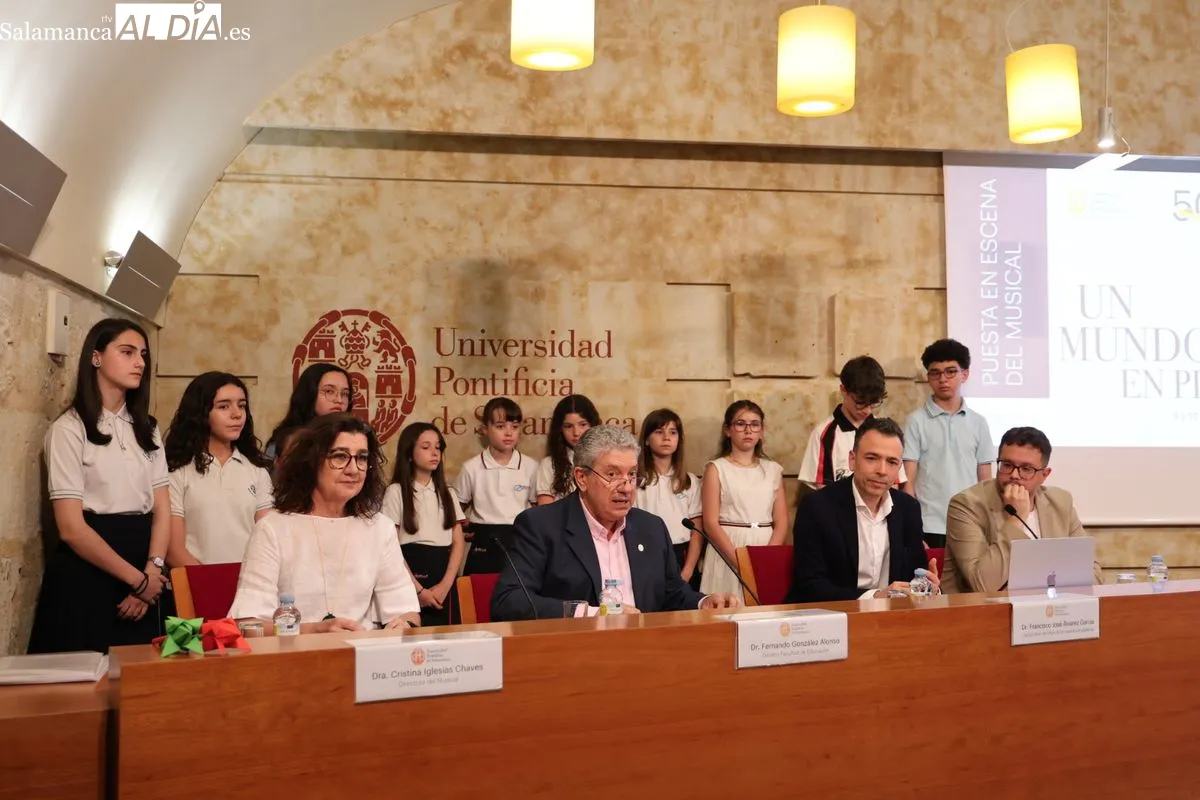 Presentación en la Universidad Pontificia de Salamanca del musical 'Un mundo en planetas'. Foto de David Sañudo