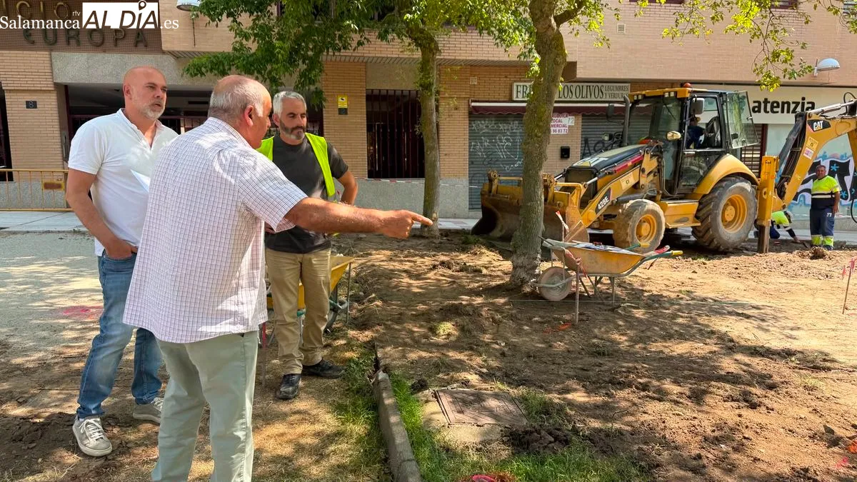 María José Coca visita las obras de la nueva zona de juegos infantiles junto a la Biblioteca Municipal Torrente Ballester | FOTOS: T.S