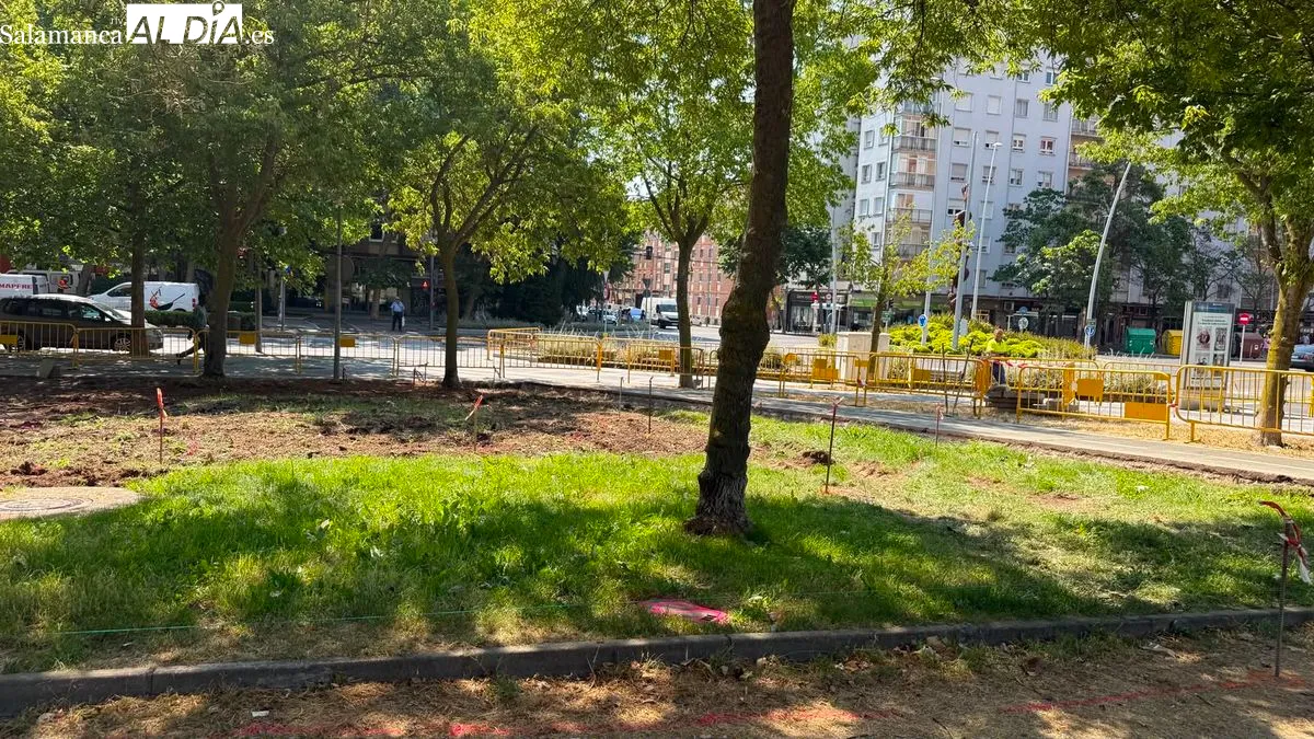 María José Coca visita las obras de la nueva zona de juegos infantiles junto a la Biblioteca Municipal Torrente Ballester | FOTOS: T.S