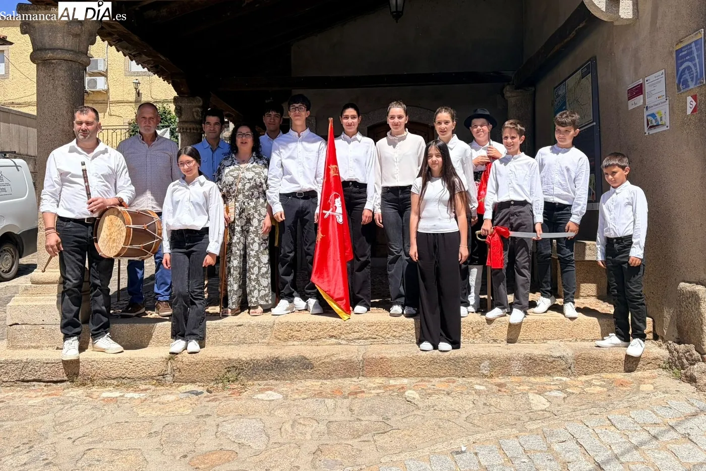Grupo de niños y niñas que bailaron la bandera este domingo de Corpus frente a las puertas de la iglesia