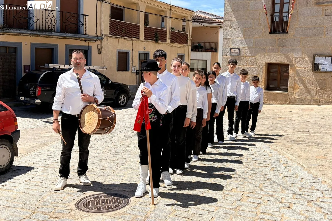 Grupo de niños y niñas que bailaron la bandera este domingo de Corpus frente a las puertas de la iglesia