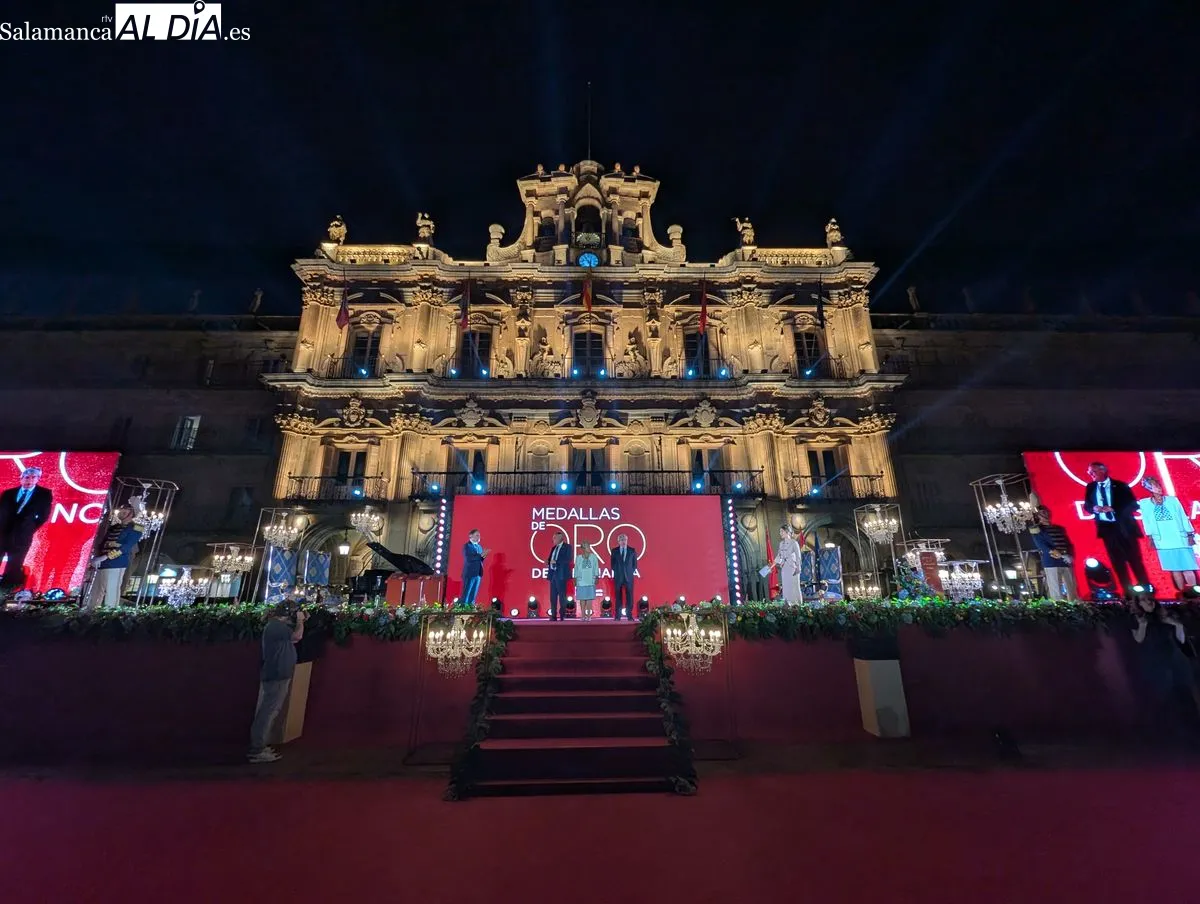 Entrega de las Medallas de Oro de la ciudad en la Plaza Mayor | FOTOS: David Sañudo