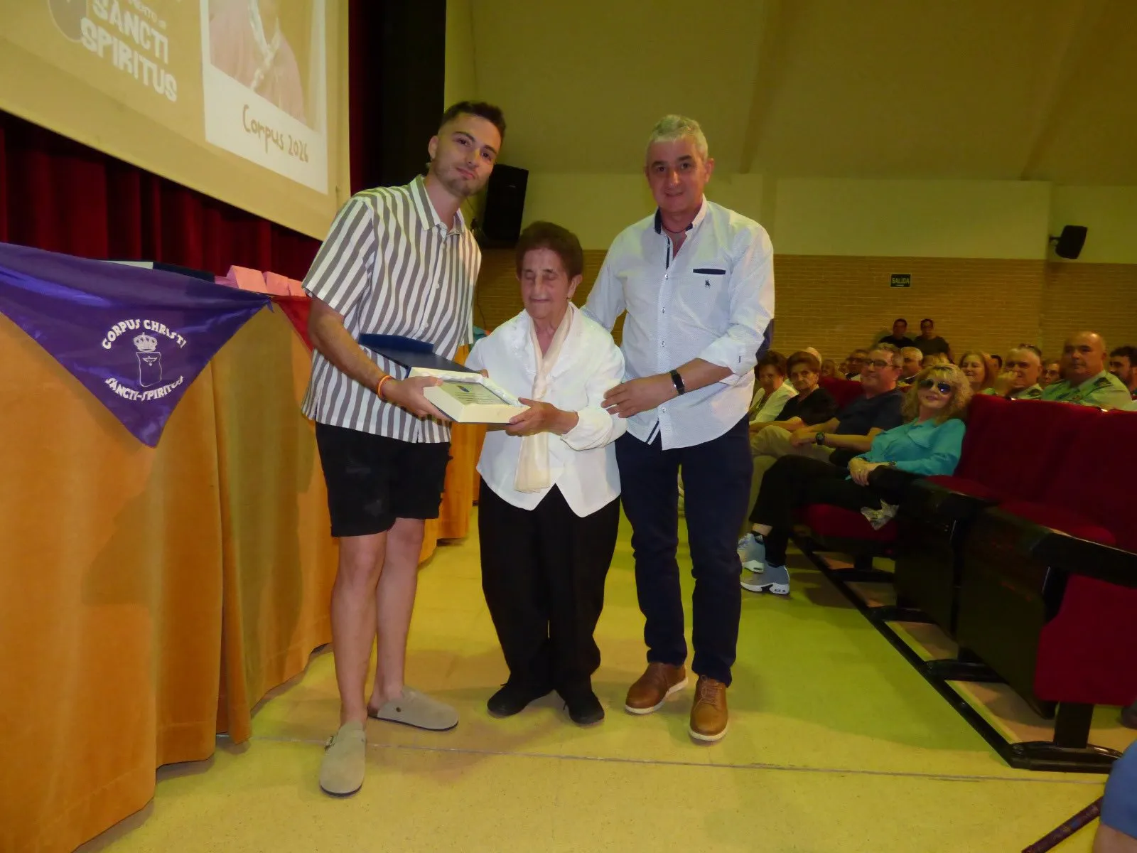 Foto 10 - Reconocimientos y ambiente festivo en la presentaci&oacute;n del Corpus 2026 de Sancti-Sp&iacute;ritus