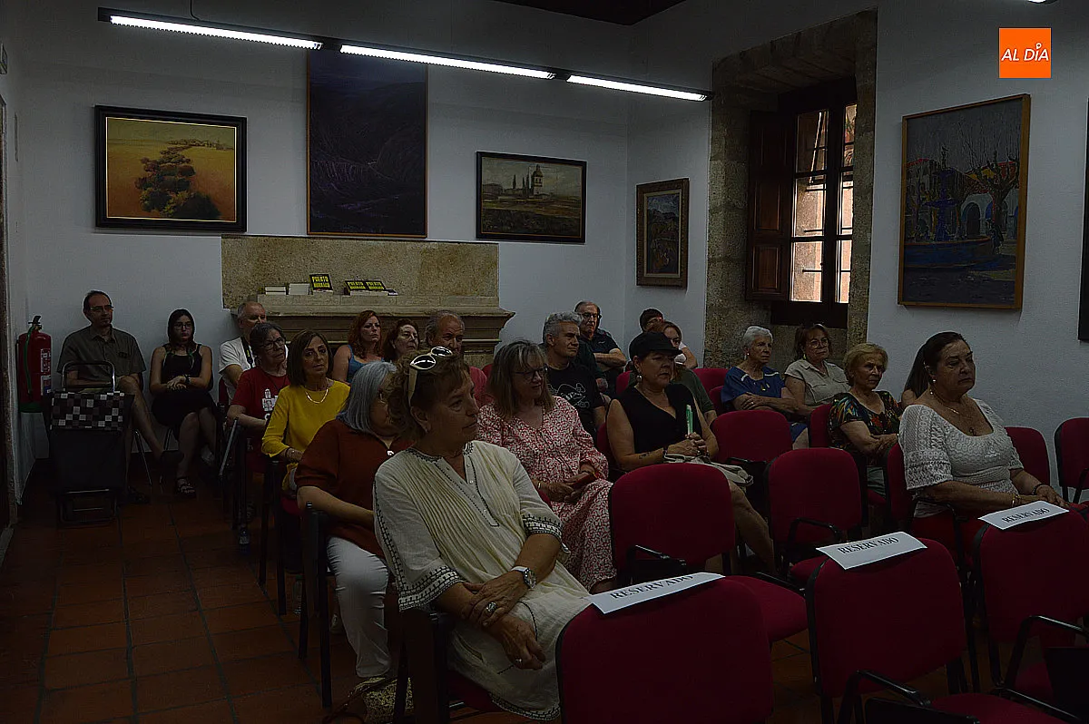 Foto 4 - Luis Roso presenta en Ciudad Rodrigo su ensayo sobre la matanza de Puerto Hurraco