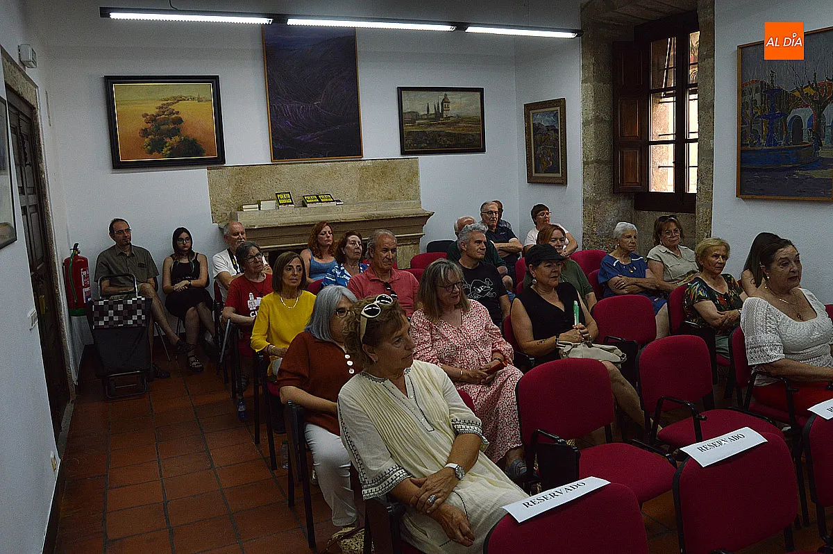 Foto 5 - Luis Roso presenta en Ciudad Rodrigo su ensayo sobre la matanza de Puerto Hurraco