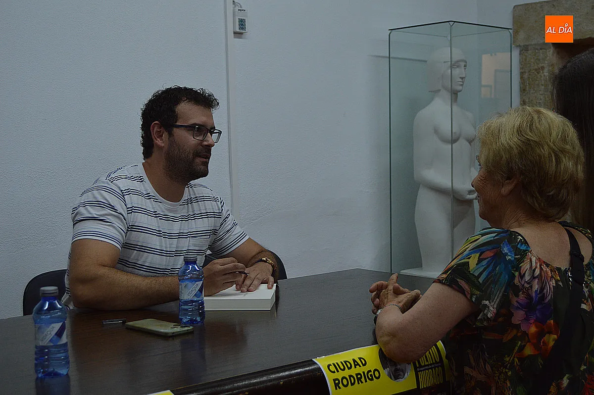 Foto 6 - Luis Roso presenta en Ciudad Rodrigo su ensayo sobre la matanza de Puerto Hurraco
