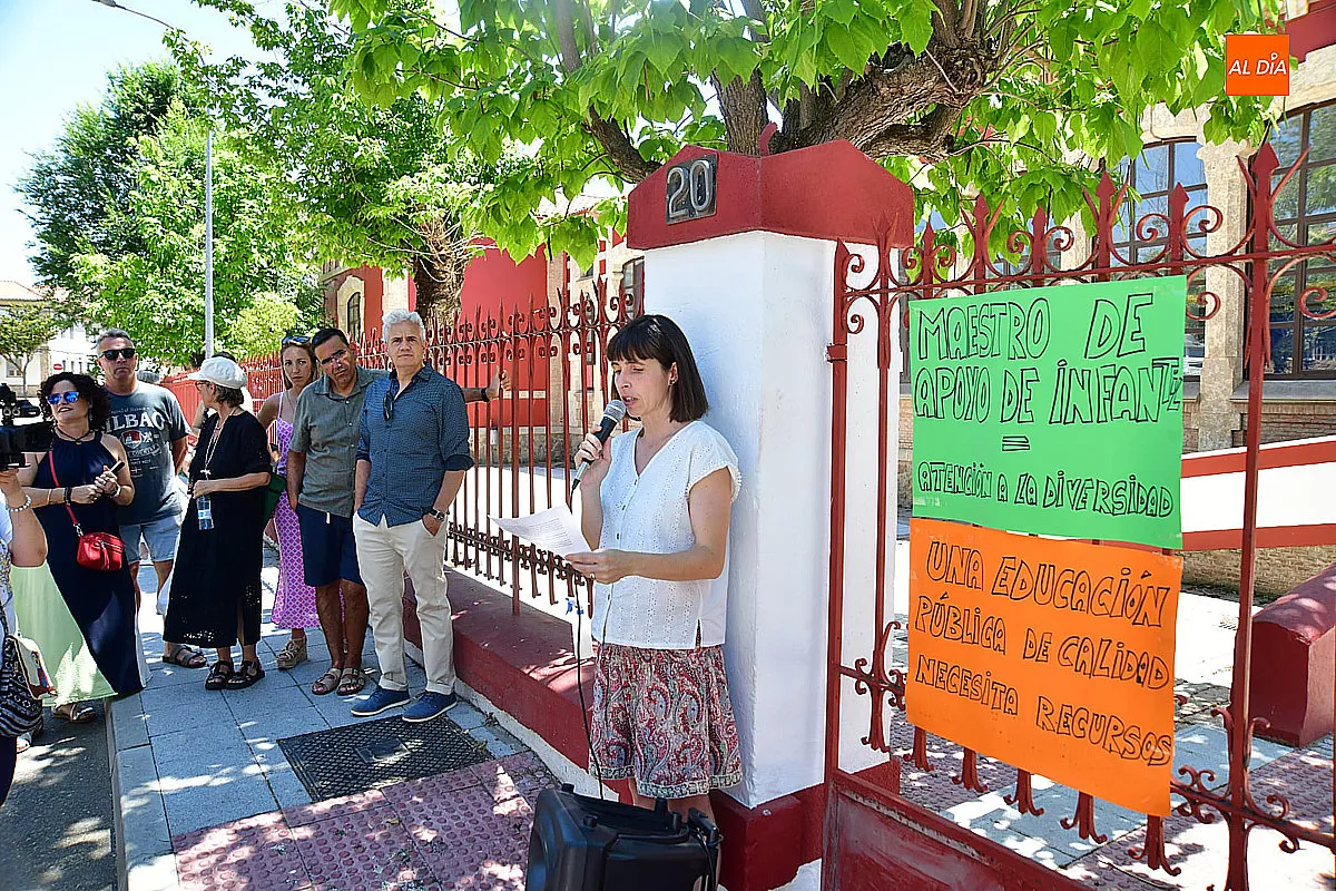 Foto 4 - Protesta en el CEIP San Francisco por la p&eacute;rdida del maestro de apoyo de infantil 