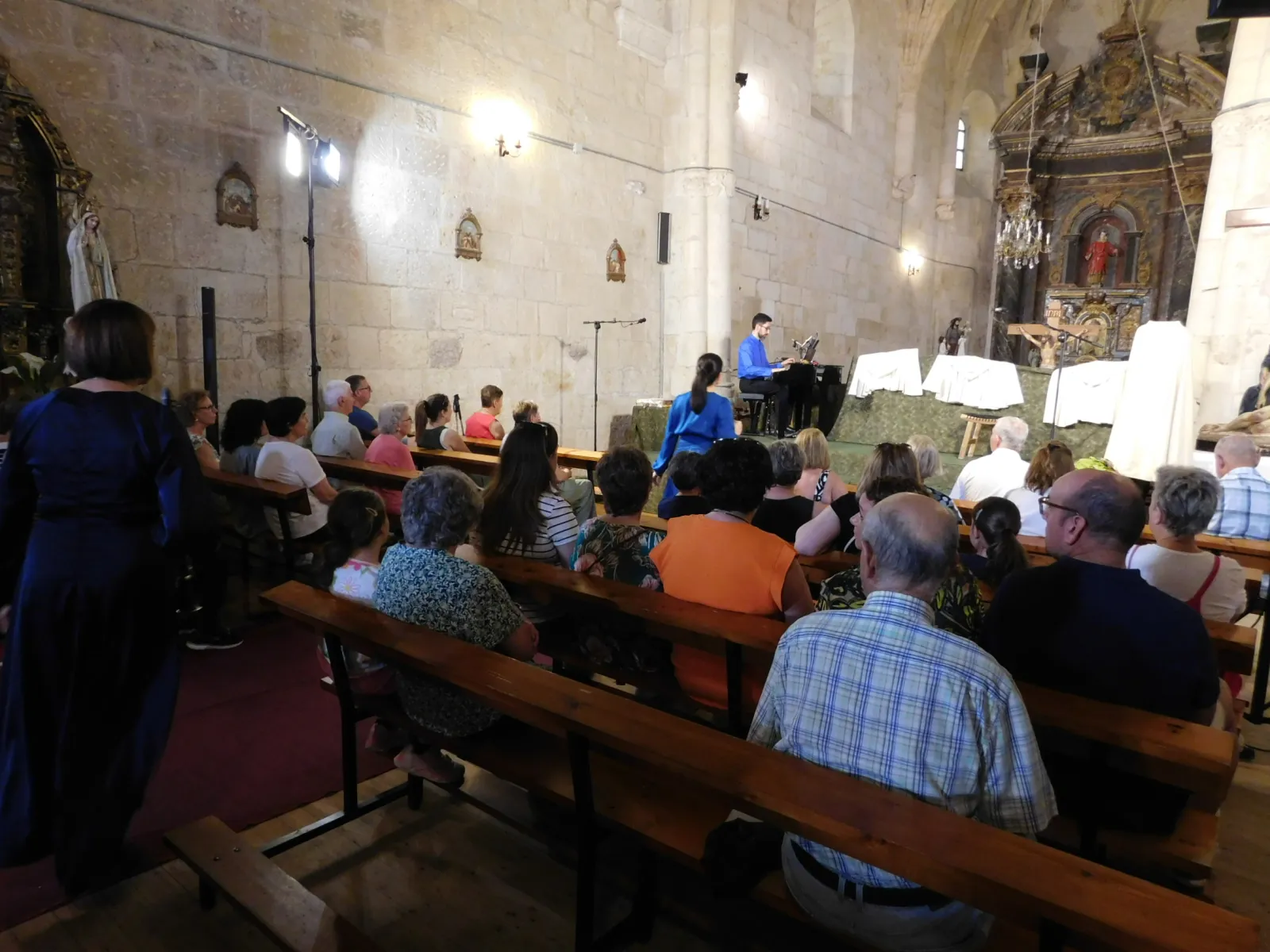 Foto 2 - El legado de San Juan de la Cruz conecta con los j&oacute;venes en la iglesia de Roll&aacute;n