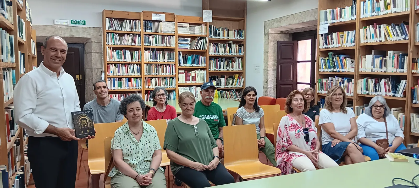 Presentación de la obra `La Mitra Roja´