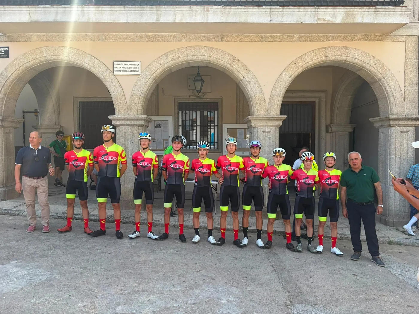 Salida en Aldeadávila de la Challenge Ciclista a Salamanca Junior