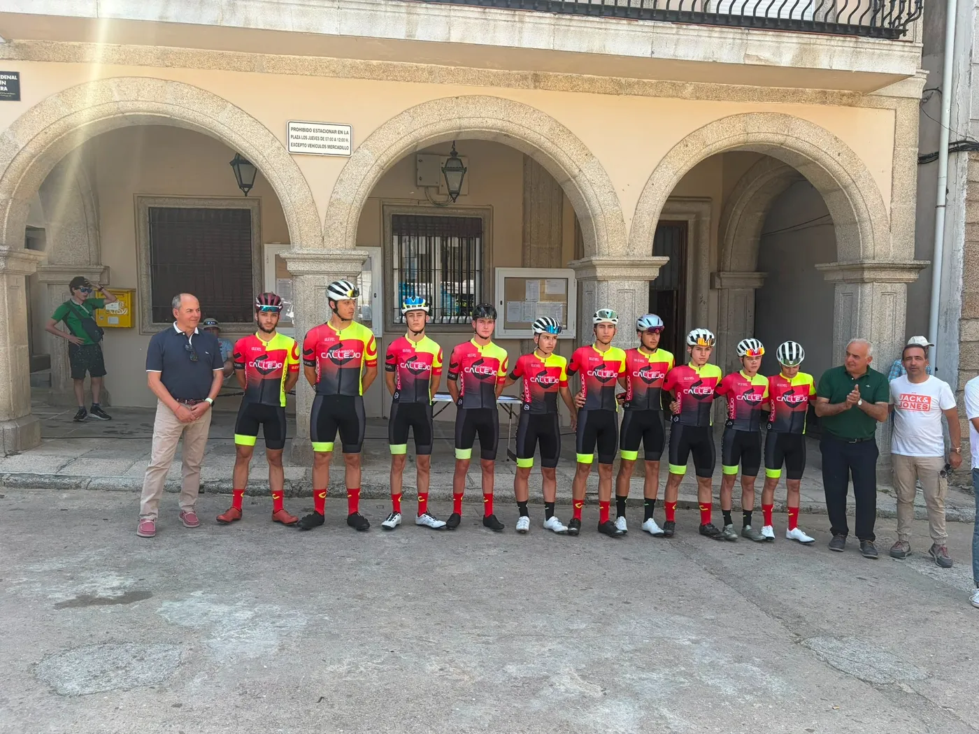Salida en Aldeadávila de la Challenge Ciclista a Salamanca Junior
