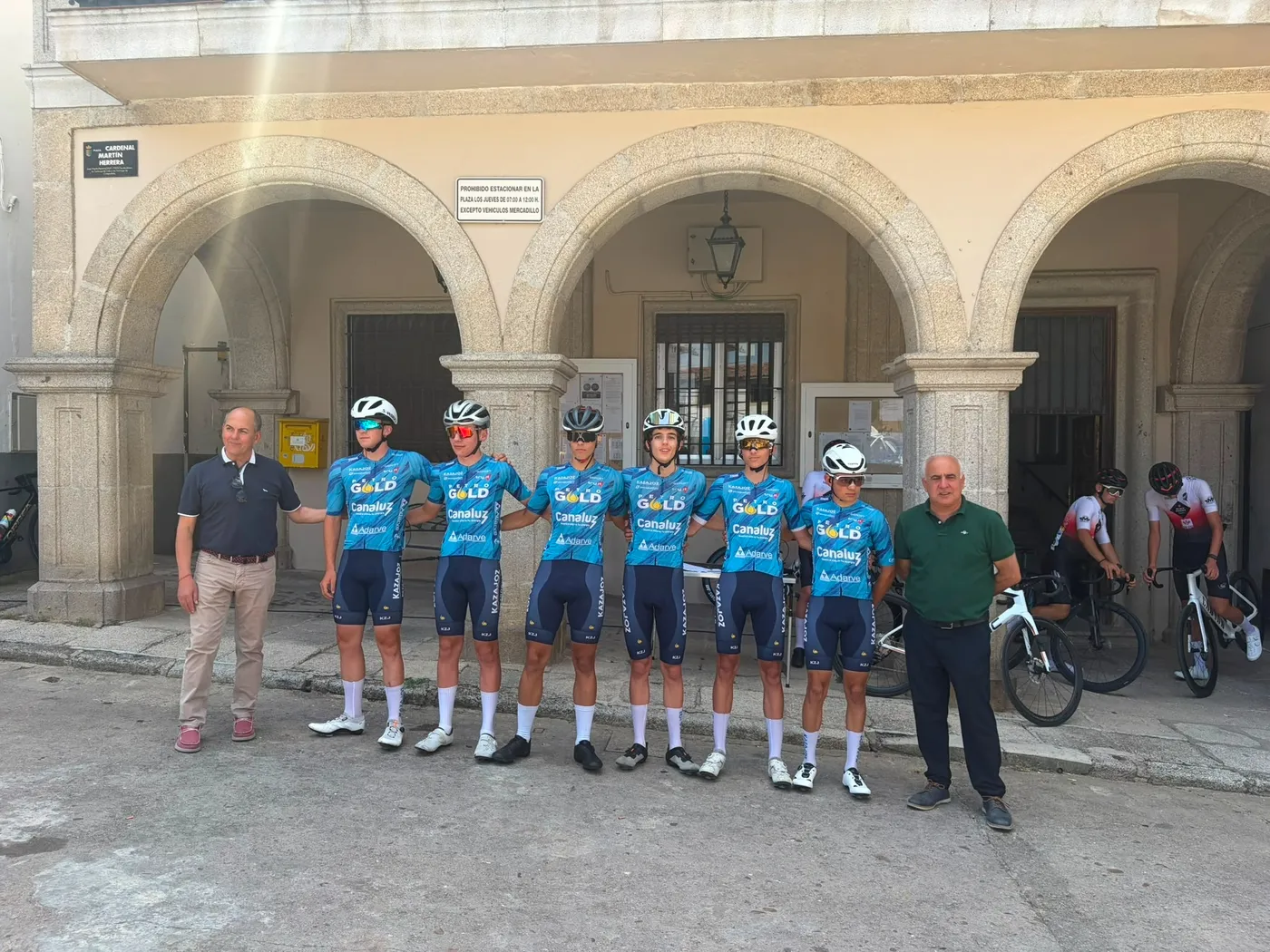 Salida en Aldeadávila de la Challenge Ciclista a Salamanca Junior