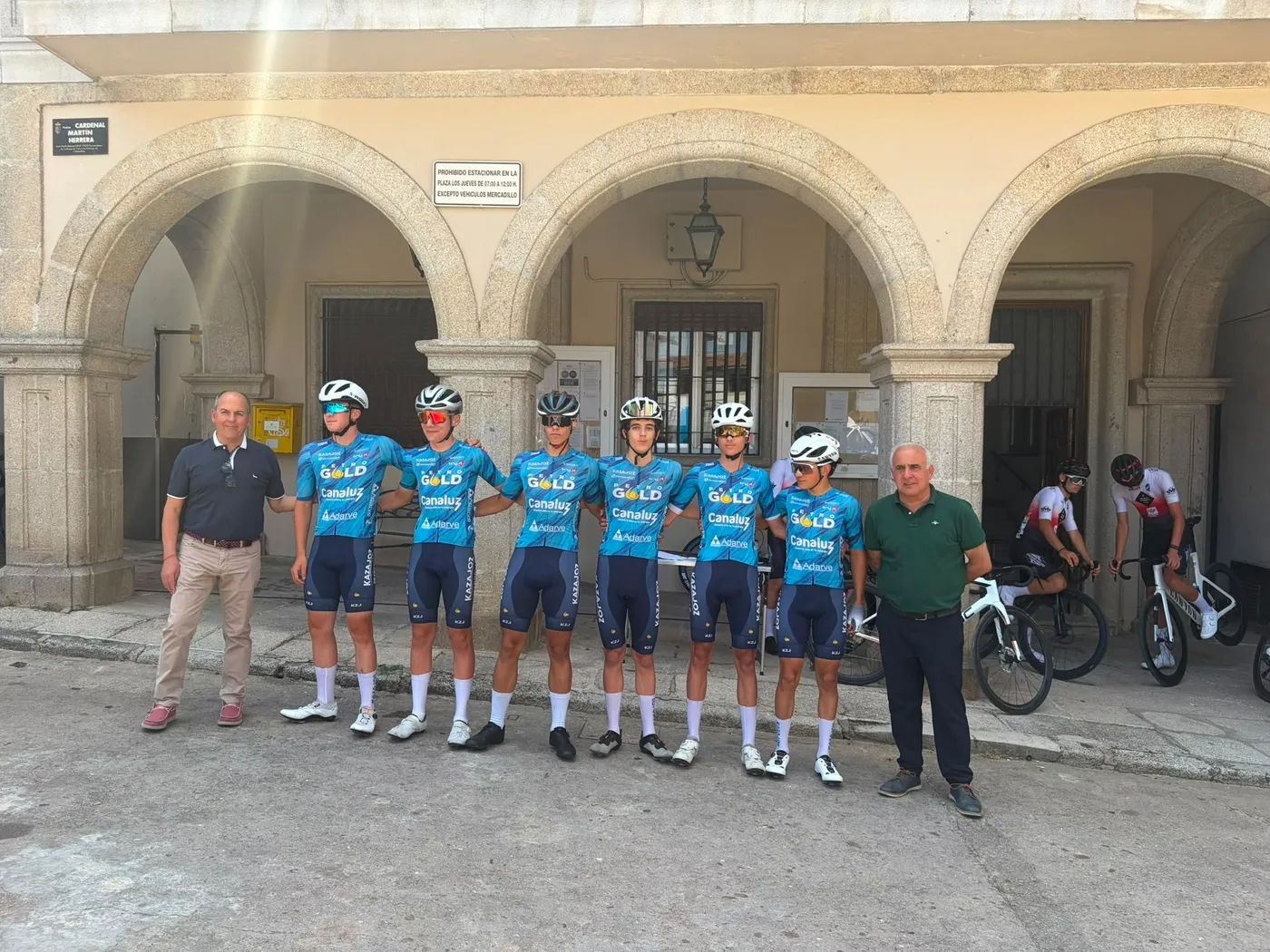 Salida en Aldeadávila de la Challenge Ciclista a Salamanca Junior