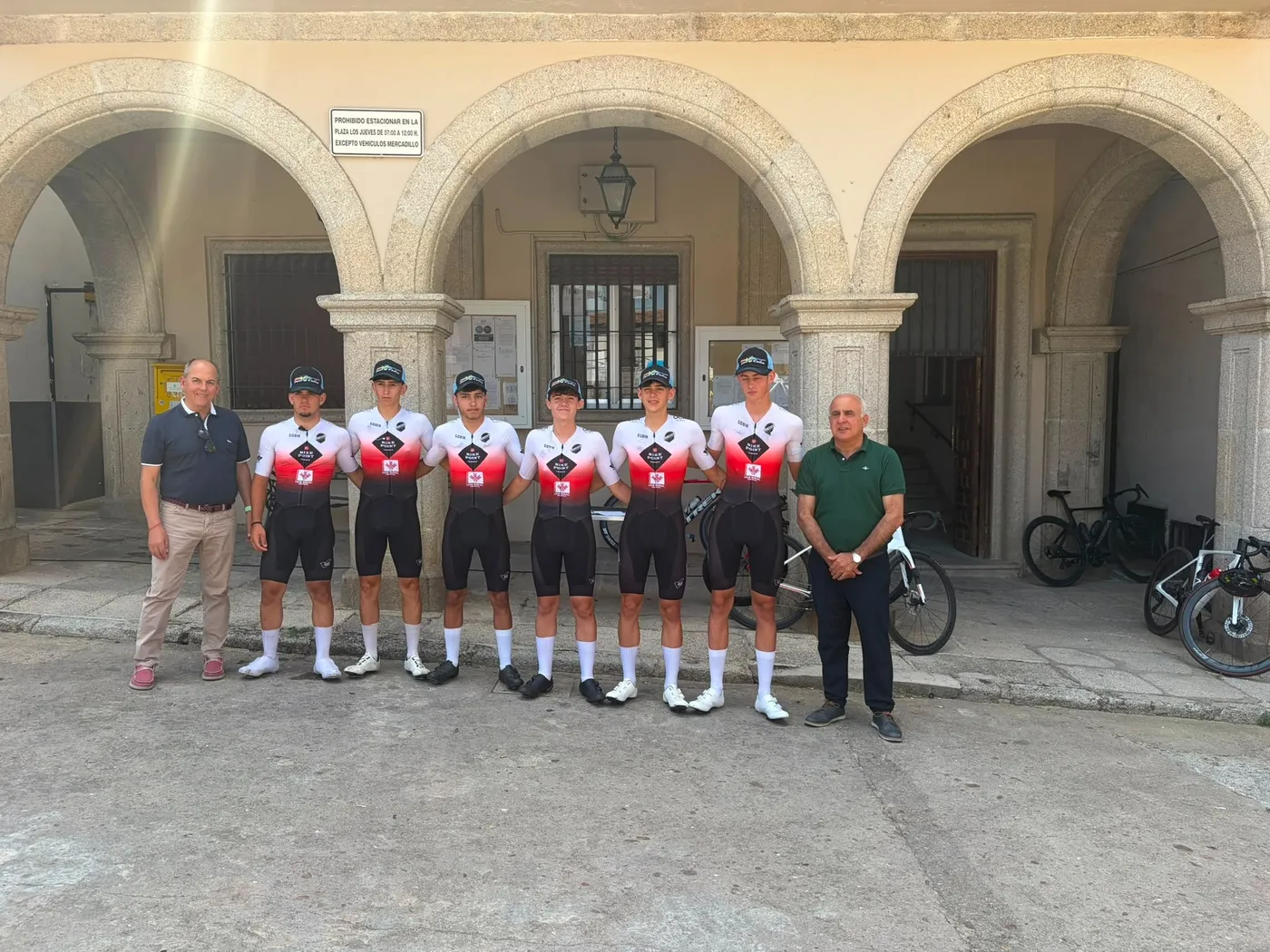 Salida en Aldeadávila de la Challenge Ciclista a Salamanca Junior