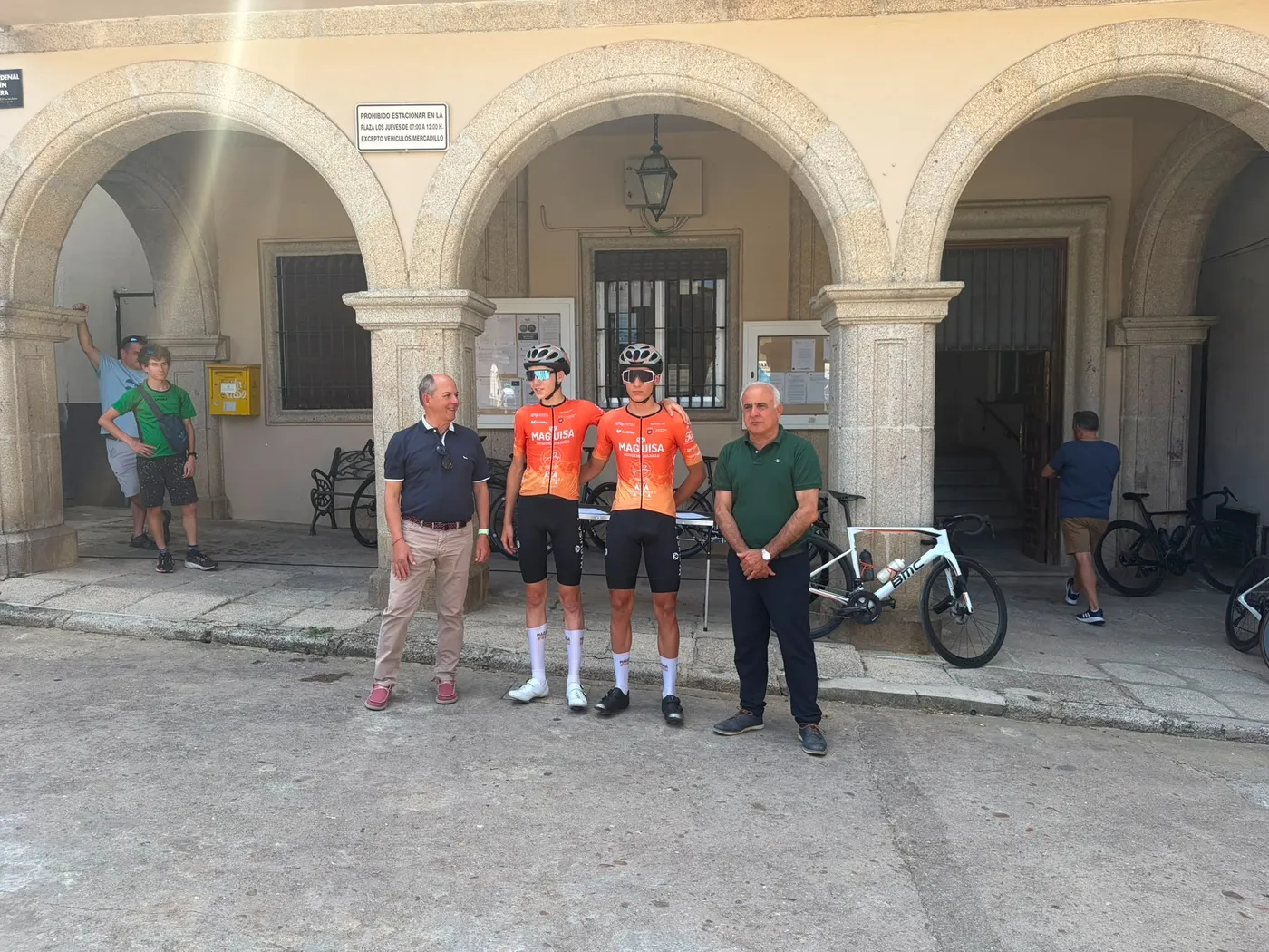 Salida en Aldeadávila de la Challenge Ciclista a Salamanca Junior