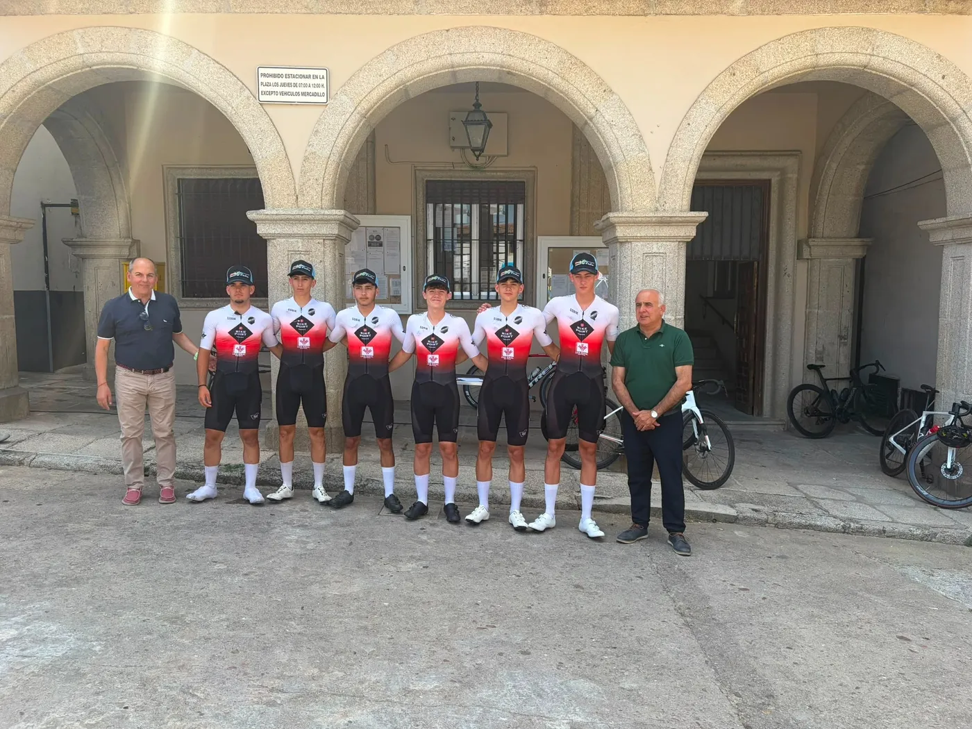 Salida en Aldeadávila de la Challenge Ciclista a Salamanca Junior