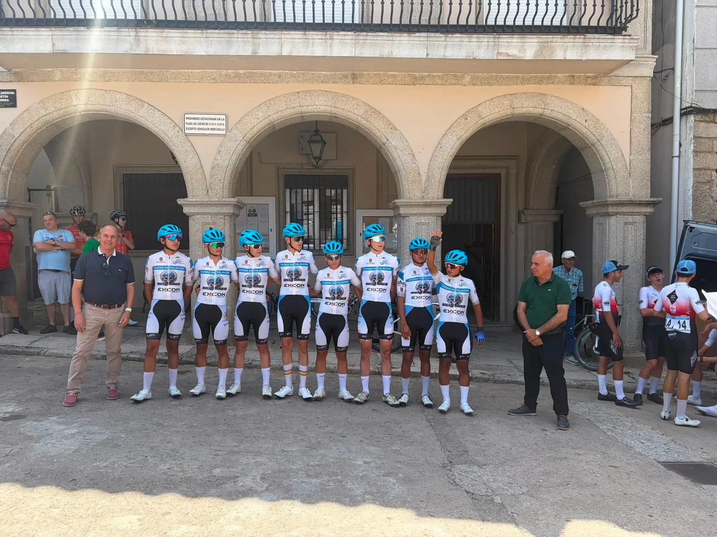 Salida en Aldeadávila de la Challenge Ciclista a Salamanca Junior