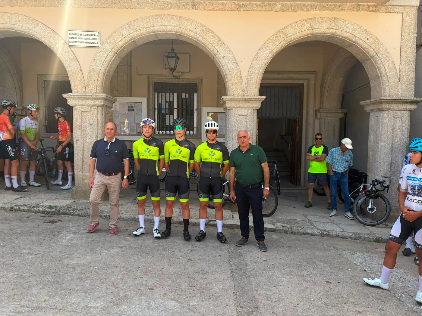 Salida en Aldeadávila de la Challenge Ciclista a Salamanca Junior
