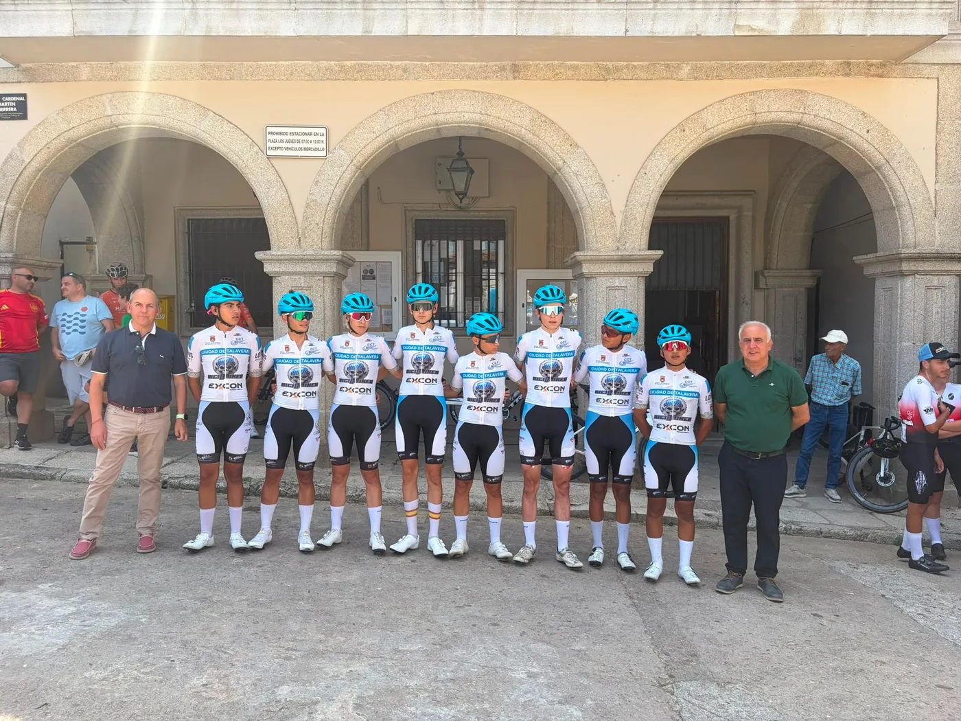 Salida en Aldeadávila de la Challenge Ciclista a Salamanca Junior