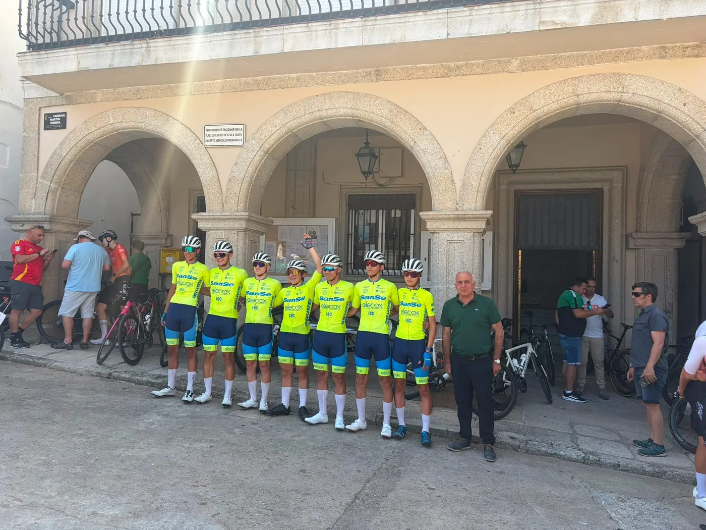 Salida en Aldeadávila de la Challenge Ciclista a Salamanca Junior