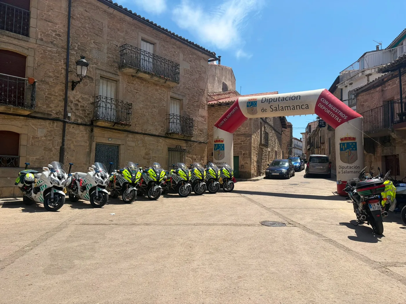 Salida en Aldeadávila de la Challenge Ciclista a Salamanca Junior