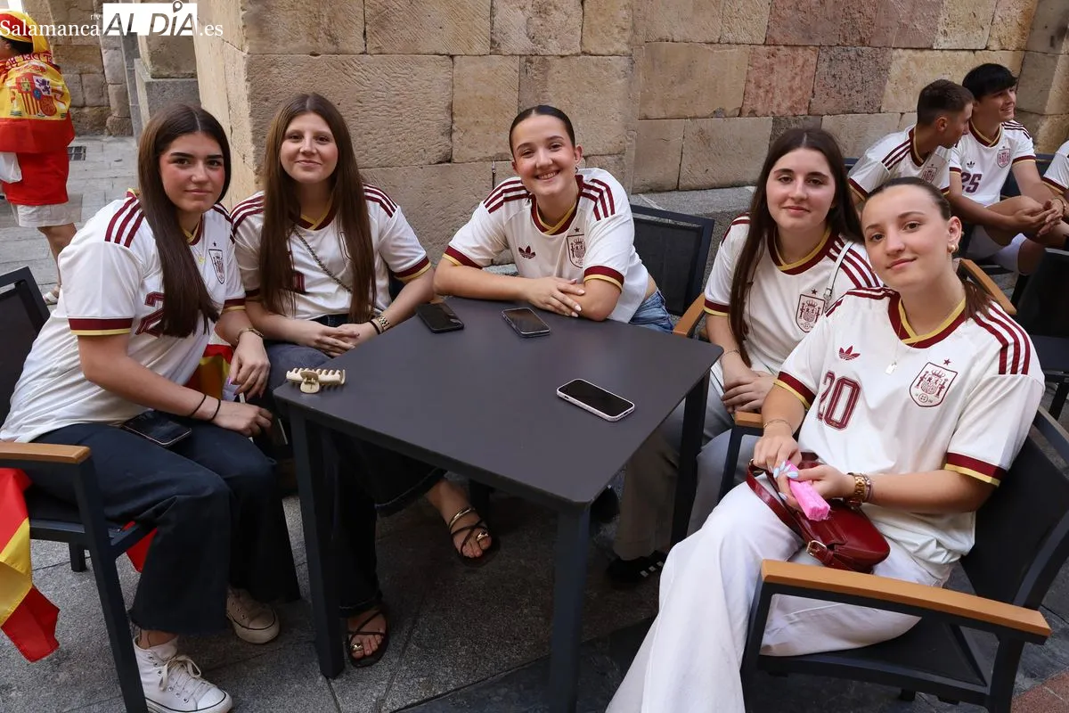 Aficionados en las terrazas de la capital siguiendo el primer partido de la selección España en el Mundial 2026. Fotos: Miguel González