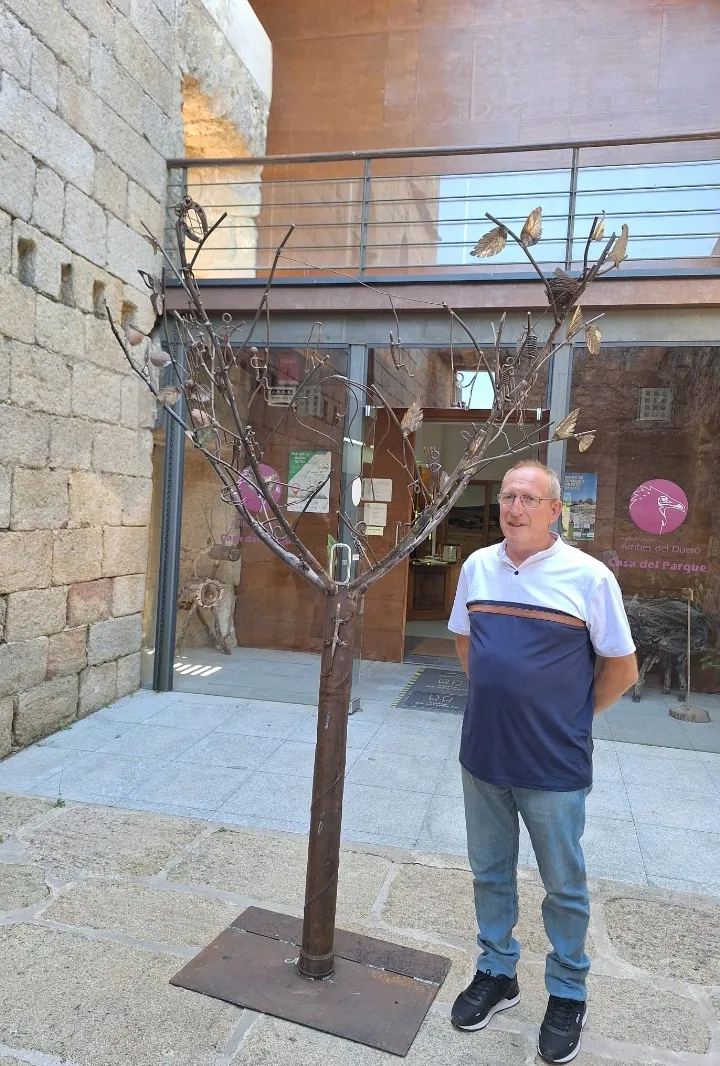 José Manuel Rodrñiguez Guarde 'El rubio' junto a una de sus creaciones