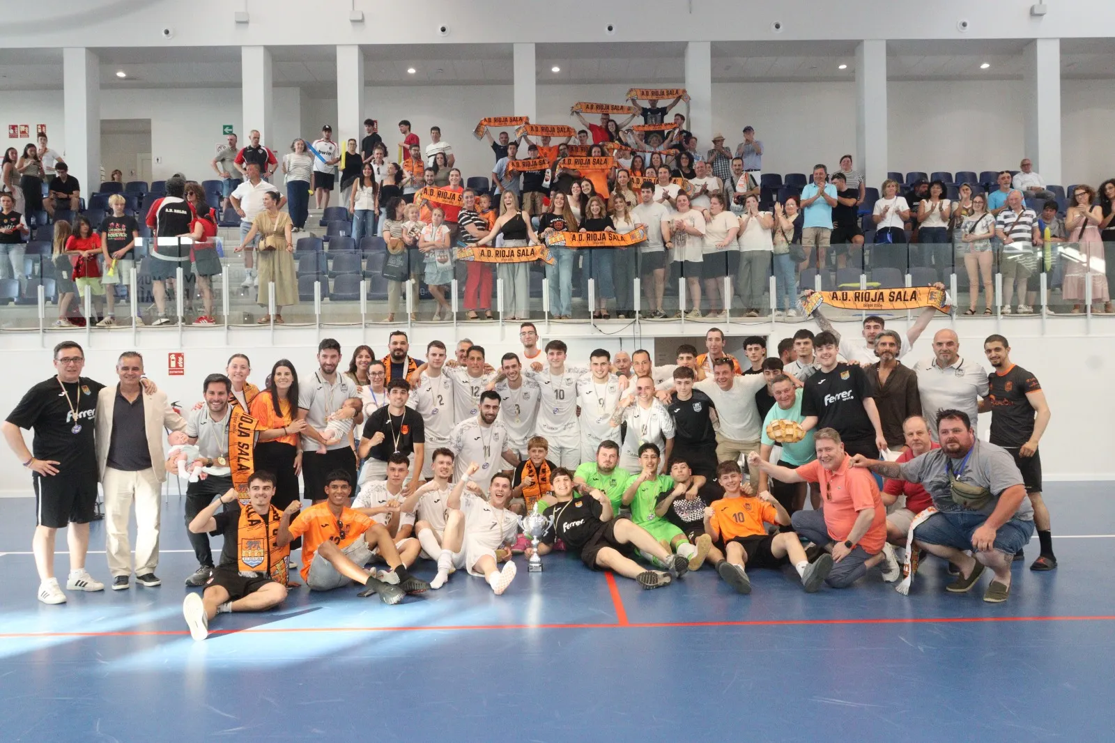 Foto 2 - El mirobrigense Adri&aacute;n Moreiro conquista el doblete de Liga y Copa con el AD Rioja Sala