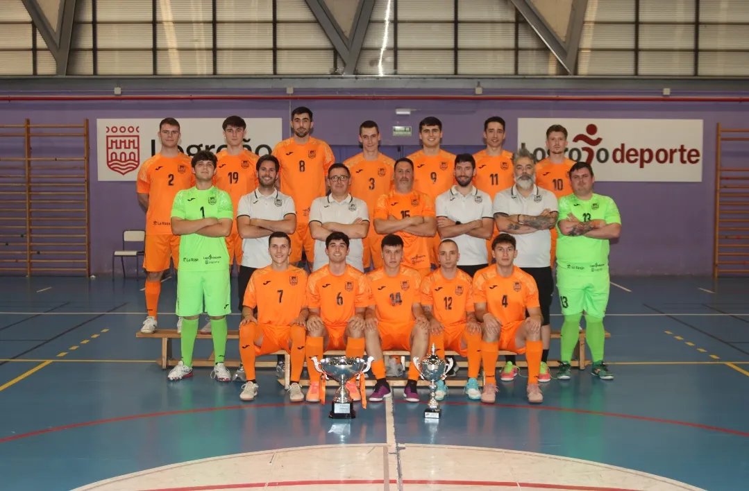 Foto 3 - El mirobrigense Adri&aacute;n Moreiro conquista el doblete de Liga y Copa con el AD Rioja Sala