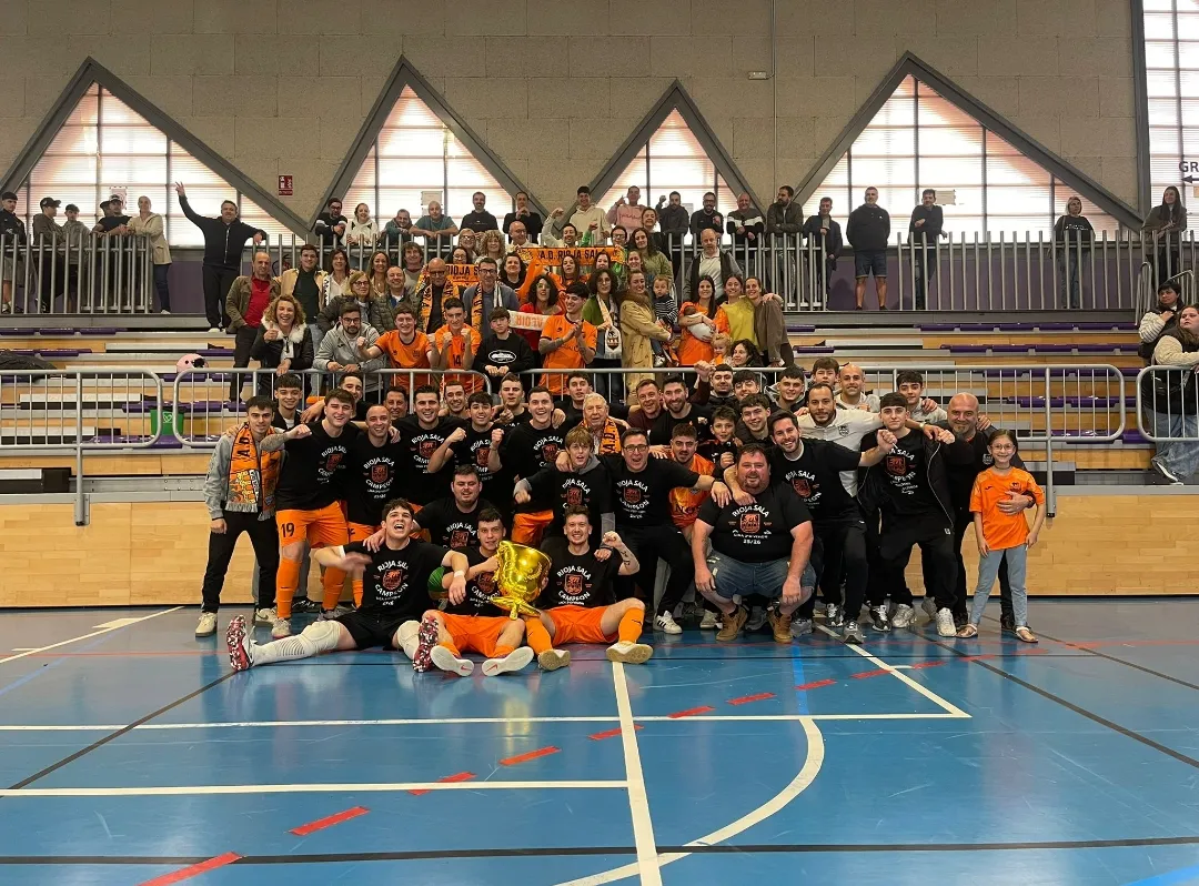 Foto 4 - El mirobrigense Adri&aacute;n Moreiro conquista el doblete de Liga y Copa con el AD Rioja Sala