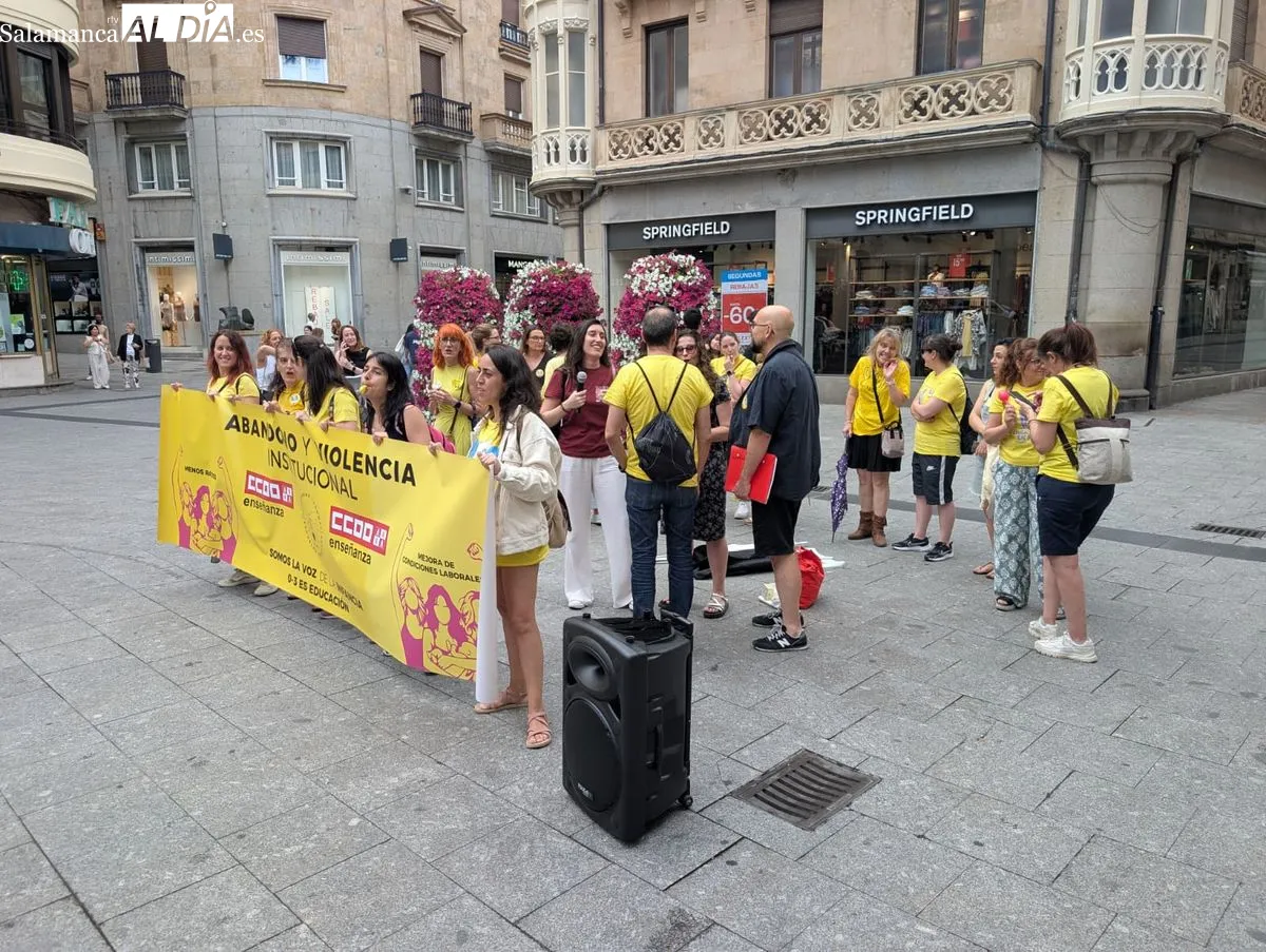 Concentración de las educadoras de escuelas infantiles en la plaza del Liceo de Salamanca. Foto: David Sañudo