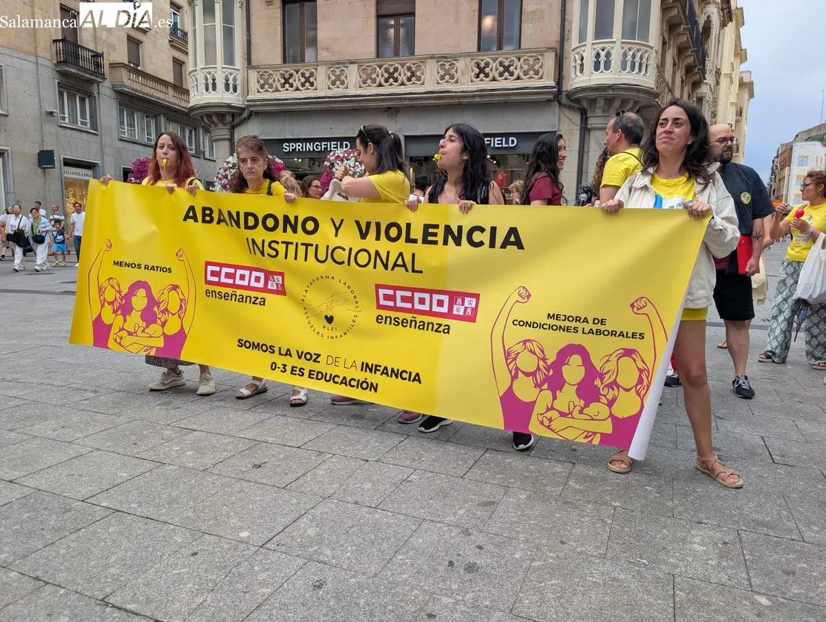 Concentración de las educadoras de escuelas infantiles en la plaza del Liceo de Salamanca. Foto: David Sañudo