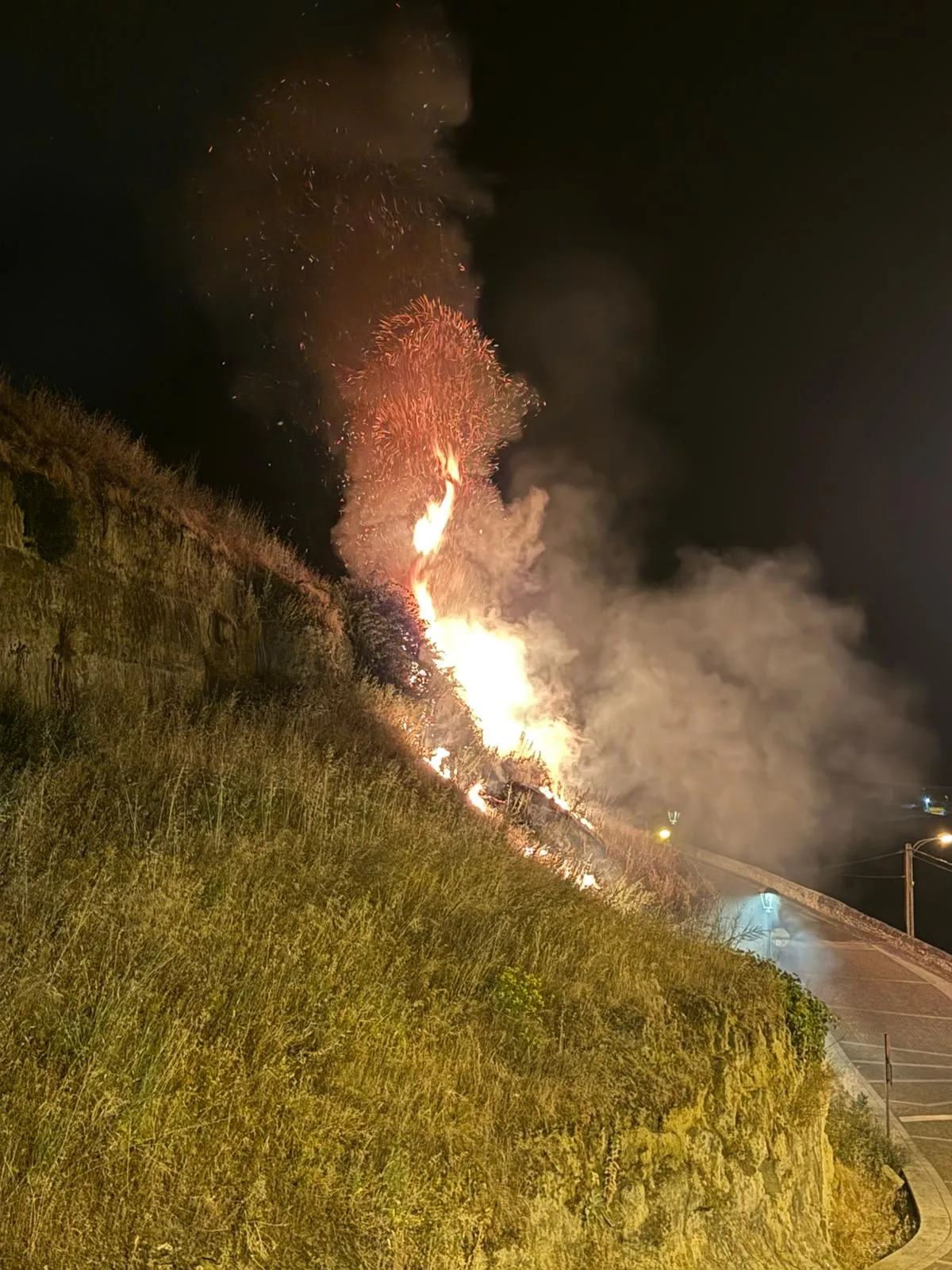 Fuego en el foso del Parador de Ciudad Rodrigo