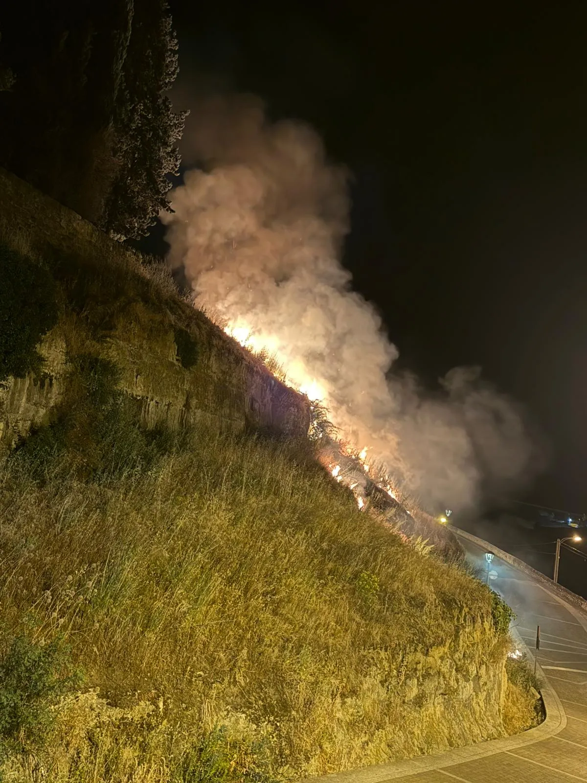 Fuego en el foso del Parador de Ciudad Rodrigo
