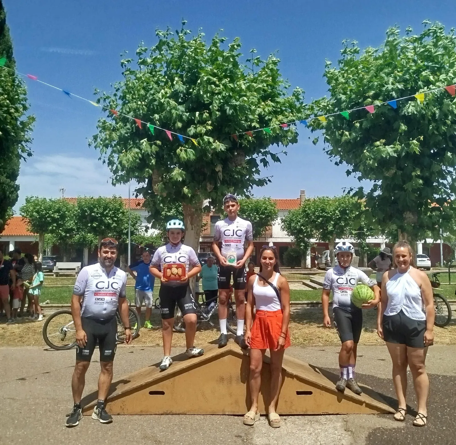 Sanjuanejo despide sus fiestas de San Juan con paella