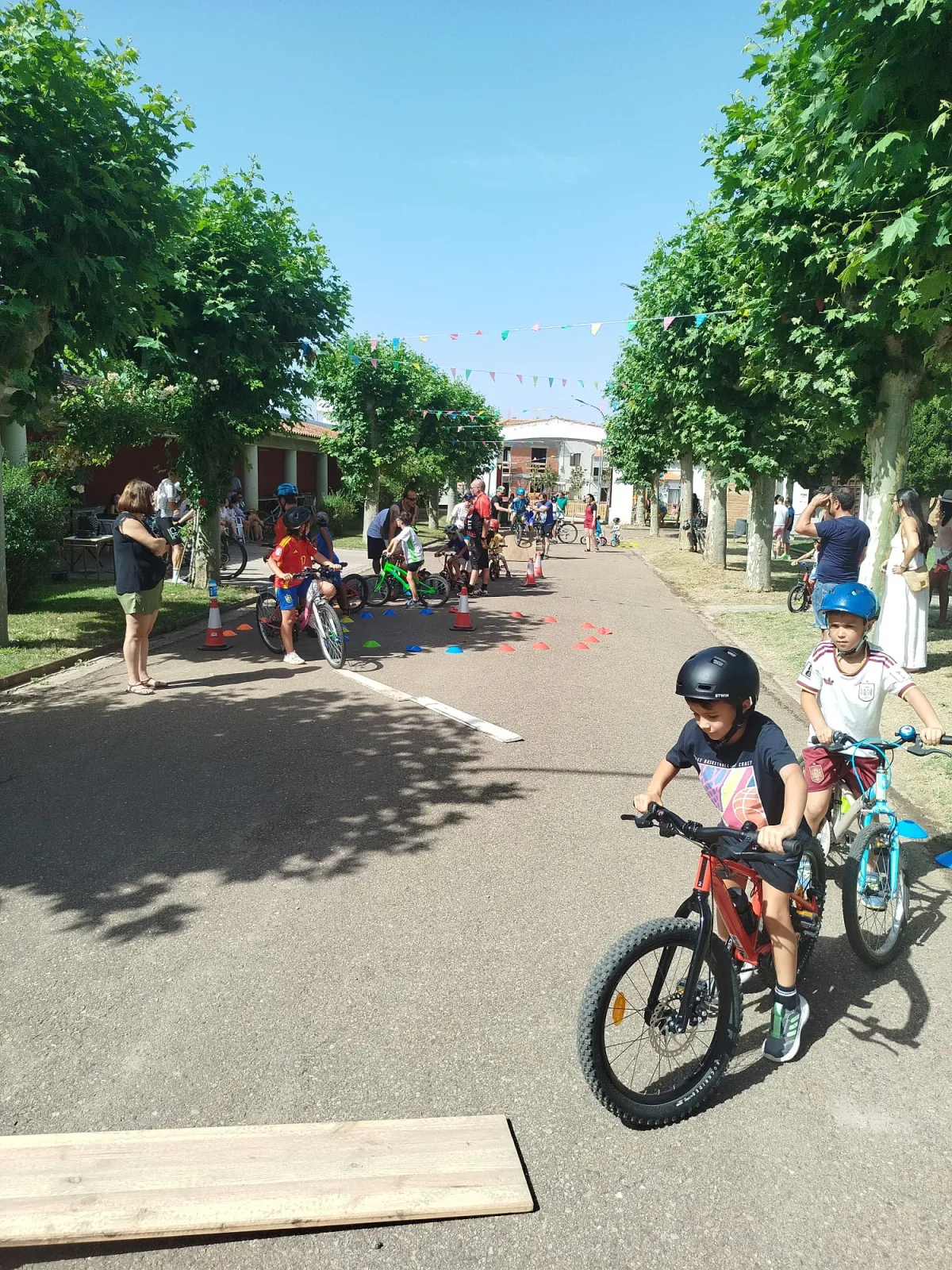 Sanjuanejo despide sus fiestas de San Juan con paella