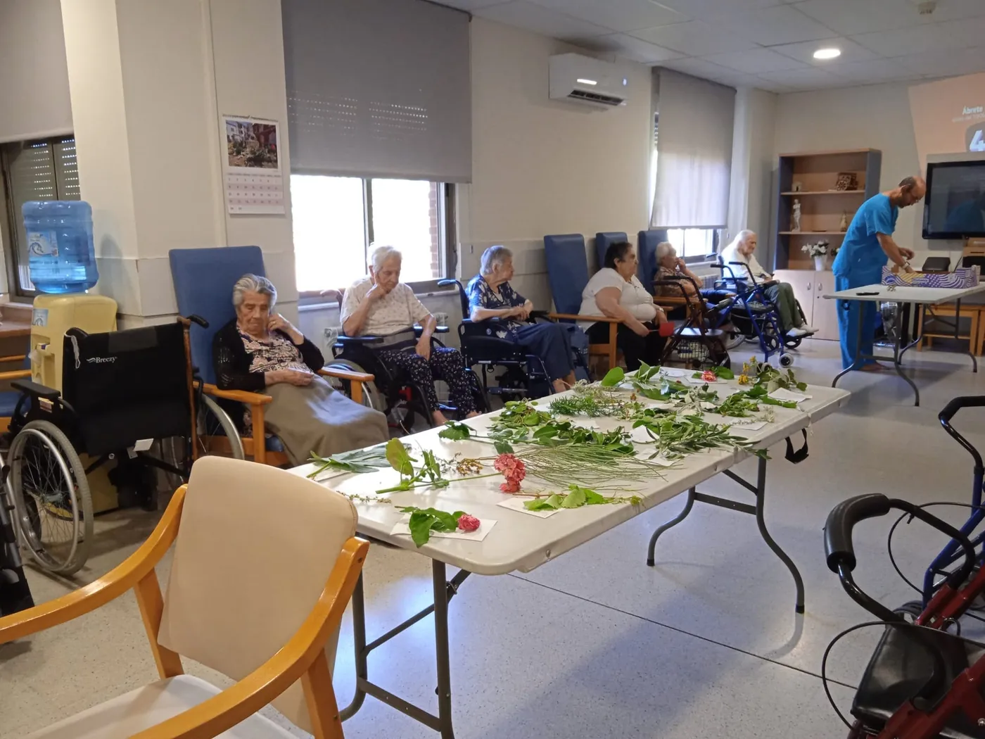 Los mayores han participado en la identificación de especies de flora impartido por Juanma Ruiz