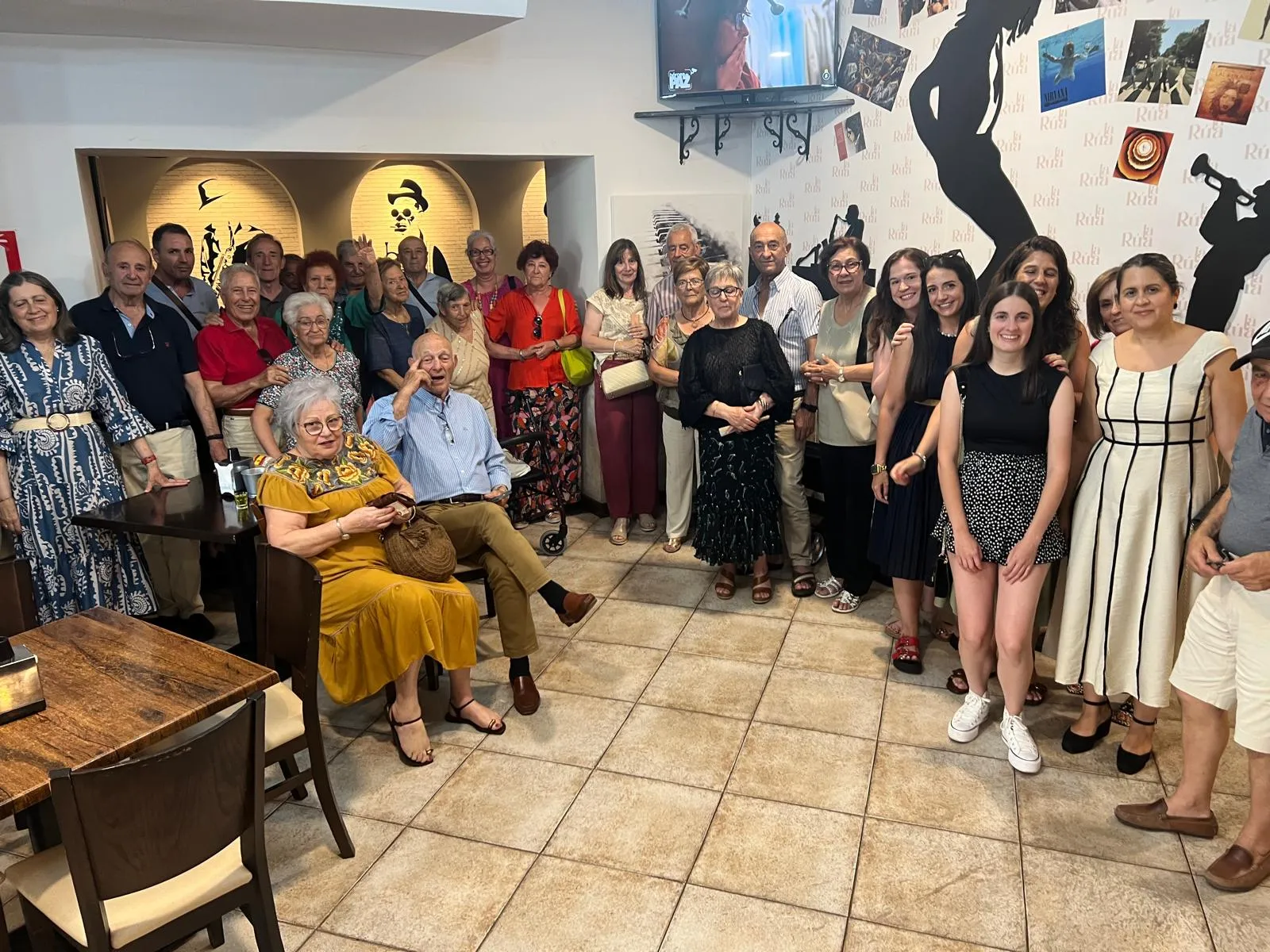Foto 2 - La Asociaci&oacute;n de Parkinson de Ciudad Rodrigo despide el curso con una comida de convivencia