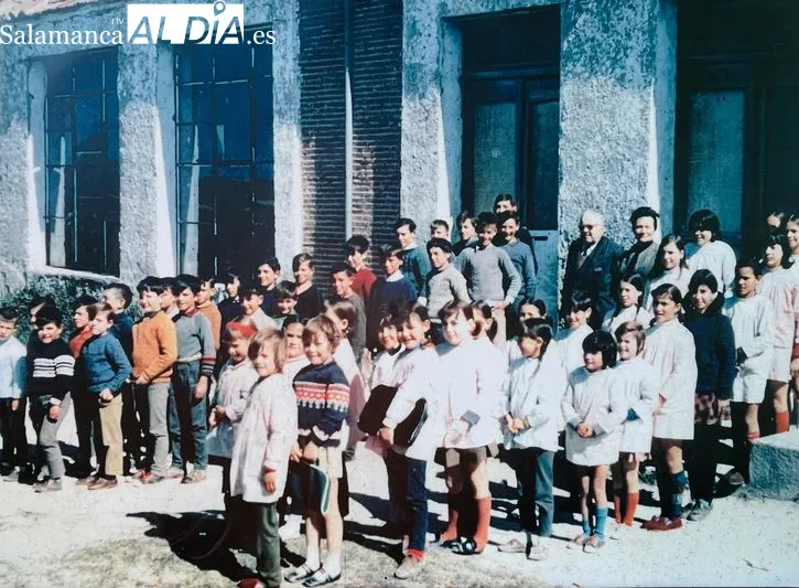 Foto 2 - Pedrosillo de Alba rinde un emotivo homenaje a sus maestros y pone en valor el legado de sus antiguas escuelas