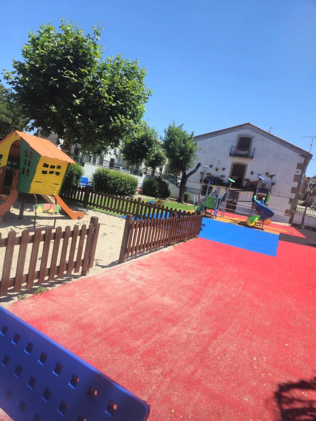 Nuevos elementos de juegos instalados en el parque infantil de Lumbrales 